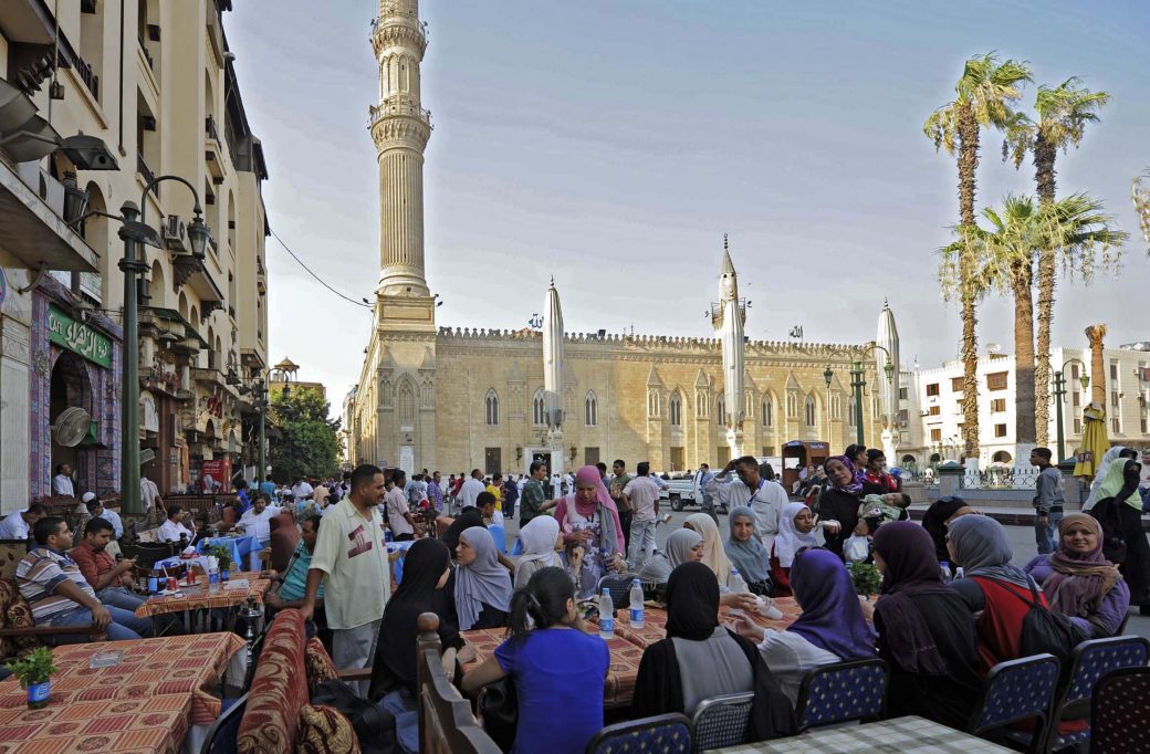 حي الحسين بالقاهرة ملاذ رمضان من الإفطار إلى السحور