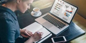 العمل عبر الإنترنت