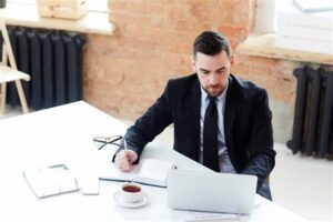 العمل ككاتب محتوى تسويقي وتقديم الخدمات عبر الإنترنت