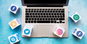 العمل كمبرمج ومطور تطبيقات الجوال وتقديم الخدمات عبر الإنترنت