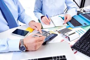 العمل كمستشار مالي واستثماري عبر الإنترنت وتقديم الخدمات المالية