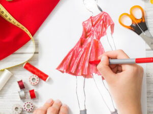 العمل كمصمم أزياء وبيع التصاميم عبر الإنترنت