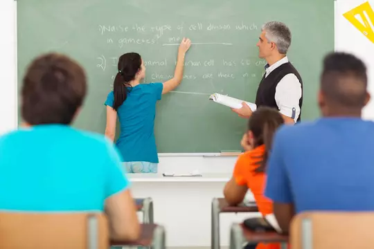 تعبير عن المعلم