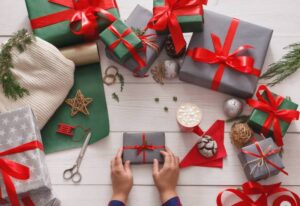 طريقة تغليف الهدايا في المنزل